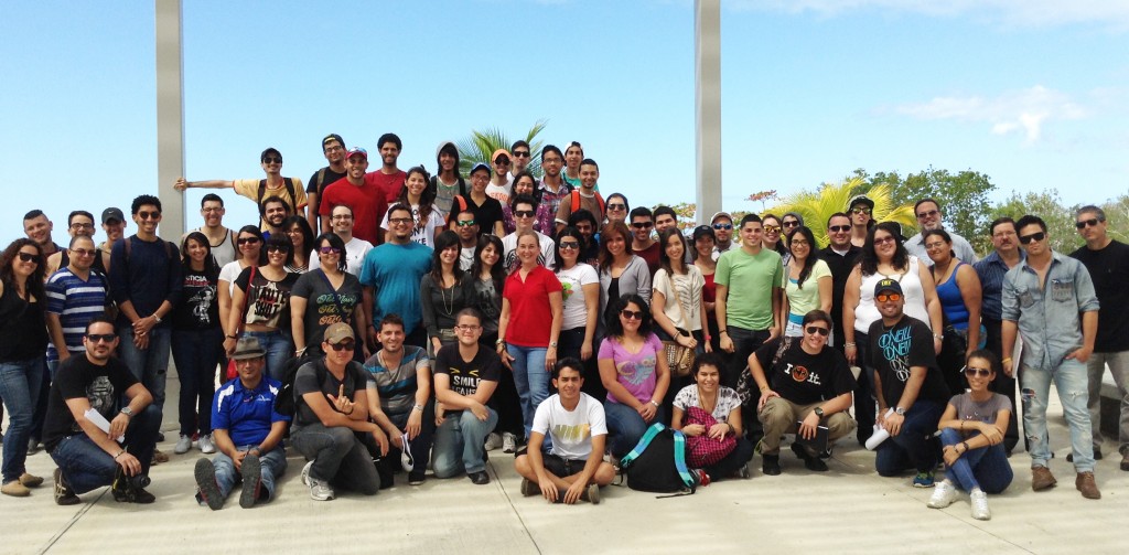 Grupo de estudiantes de la Escuela de Arquitectura junto a sus profesores.